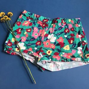 90s does 60s floral cotton shorts / size M-L